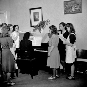 823258 Afbeelding van een groep jonge vrouwen tijdens de zangles in het opvanghuis Meisjesstad (Oudegracht 35) te ...